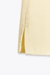 Shorts de jean celeste con tiro alto, cinco bolsillos y cierre frontal cruzado con cremallera y botones.