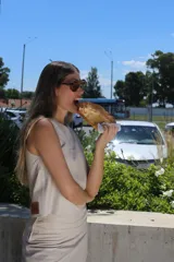 Musculosa con diseño de bloques de color en tonos marrón y beige, sin mangas y de corte recto.