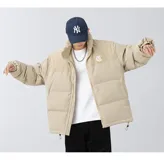 Campera puffer color beige con parte superior de pana, bordado en la espalda y tiras regulables en la cintura.