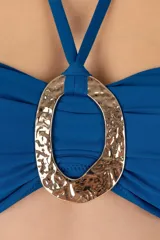 Top de bikini bandeau azul con hebilla dorada en el centro, breteles removibles y ajustables, y recogidos laterales.