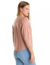 Buzo tejido en hilado fino, color verde, con escote en V y manga ¾ estilo dolman.