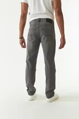 Jean celeste de corte recto y tiro medio, con efecto lavado y presillas para cinturón.