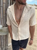 Camisa de hombre color beige, tejida con diseño geométrico, de corte recto y manga corta.