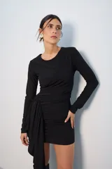 Vestido corto marrón con escote cruzado, drapeado lateral y mangas largas.