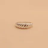 Anillo de plata 925 con diseño de cordón trenzado.