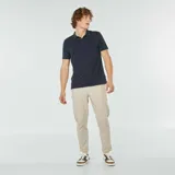 Remera polo azul marino de piqué de algodón con estampado de pequeños detalles geométricos en blanco y rojo.