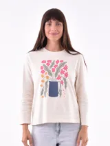 Remera blanca de manga larga con cuello redondo y estampado frontal con la frase "All my love darling" en color celeste.