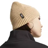 Gorro de lana color beige con logo de Puma en etiqueta rectangular gris en el frente.