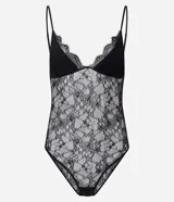 Body de encaje negro con copas triangulares y escote en V con borde festoneado. Posee breteles finos ajustables y es de corte cavado.