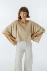 Blusa color beige de lino, de corte holgado y mangas anchas.