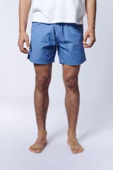 Short de baño azul, cómodo y ligero, ideal para actividades acuáticas.