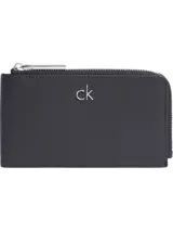 Tarjetero Calvin Klein de cuero sintético negro con cierre de cremallera y logo metálico plateado. Incluye múltiples ranuras para tarjetas y cadena adicional.