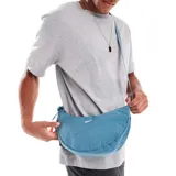 Bolso bandolera Nike Aura Crescent color celeste, con logo blanco estampado.