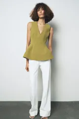 Top color verde oliva, sin mangas, con escote en V tanto en la parte delantera como en la espalda y corte peplum en la cintura.