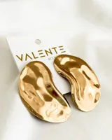 Par de aros colgantes con forma orgánica y acabado dorado brillante.