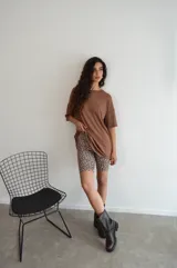 Calza corta de lycra con estampado animal print de leopardo.