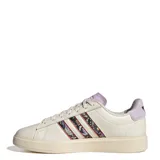 Championes Adidas Grand Court 2.0 color crema con detalles de mariposas en las tres tiras laterales y detalles en lila en el talón, lengüeta y cordones.