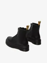 Bota de caña alta vegana, color negro, con cordones, plataforma gruesa y suela dentada.