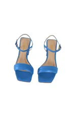 Sandalias de cuero azul satinado con tira ancha, pulsera fina ajustable al tobillo y tacón bloque de 5 cm.