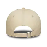Gorra curva New Era 9FORTY de Los Angeles Dodgers, color beige con logo de los Dodgers bordado en naranja.