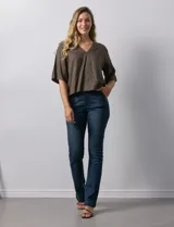 Blusa marrón de lyocell con escote en V y mangas cortas.