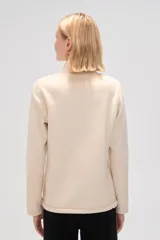 Campera color lila de micropolar con cuello alto, cierre frontal y bolsillos laterales.