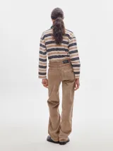 Remera polo de manga larga con rayas horizontales en blanco, rojo y verde. Cuello camisero rojo con cierre de dos botones y logo bordado en el pecho.