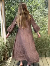 Vestido largo azul marino de lino con cuello mao, escote en V, mangas 3/4 con volados y corte escalonado. Diseño amplio y cómodo.