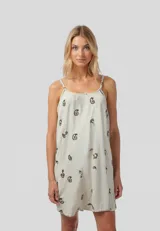 Vestido corto de bretel fino color crudo, con estampado de cachemir en marrón.