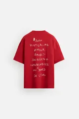 Camiseta roja de corte relajado, cuello redondo y manga corta. Estampado con texto en el frente y la espalda.