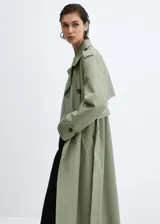 Trench color verde claro, largo midi, con solapas, doble botonadura, cinturón desmontable y bolsillos laterales.