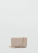 Bandolera color borgoña con correa de cadena dorada, cierre de solapa con botón magnético y logo en relieve.