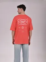 Remera blanca de corte recto con estampado de un auto clásico frente a un skyline urbano.