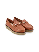 Mocasín de cuero negro con detalle de hebilla dorada y suela track.