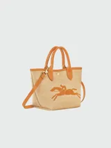 Bolso Longchamp modelo Le Panier Pliage, de paja color beige con detalles en cuero rojo, incluyendo asas y ribetes. Presenta un bordado de un caballo en rojo.