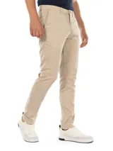 Pantalón de vestir color beige, corte slim, con cierre de botón y cremallera.