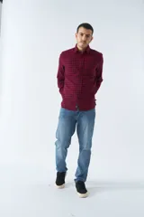 Camisa de viyela roja y azul marino a cuadros, corte slim, con logo bordado, bolsillos con botón y manga larga.