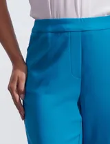 Pantalón negro de gabardina elastizada, corte recto, con bolsillos delanteros y traseros. Marca Zac & Rachel.