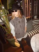 Chaleco de jean gris con bordados de caballos y estrellas en hombros y espalda.