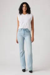 Pantalón de jean celeste de tiro alto y corte acampanado.