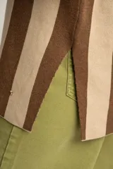 Sweater de punto con rayas verticales anchas en color marrón y beige, de corte oversize y mangas largas.