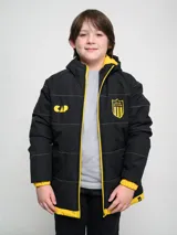 Campera de abrigo corta color negro con detalles en amarillo, con costuras en contraste, estampado en la espalda y capucha.