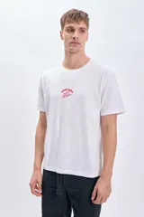 Remera blanca de manga corta con cuello redondo y estampado rojo en el pecho con la leyenda "Hunting the waves" y un diseño de surfistas.
