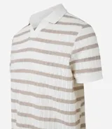 Remera polo de hombre con rayas horizontales color crudo y beige, con textura efecto ganchillo. Corte regular, cuello inglés sin botones y mangas cortas.