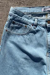 Pantalón de jean celeste de corte amplio y estilo baggy.