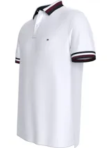 Chomba blanca de algodón orgánico con cuello polo a rayas azul marino y rojo. Tiene cartera de dos botones y logo bordado en el pecho.