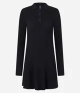Vestido corto negro de punto con cuello polo, manga larga y botones en el escote.