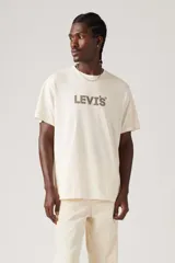 Remera color crema de corte relajado con logo Levi's estampado en el pecho.