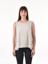 Musculosa deportiva color verde militar con logo estampado en el lateral inferior.