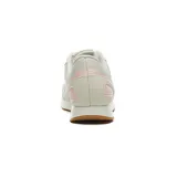 Championes Fila Classic Runner SL, color blanco con detalles en rosa claro y suela color caramelo.